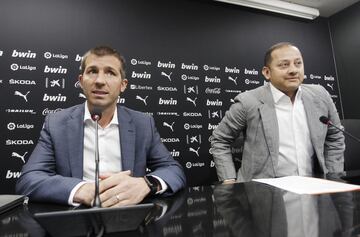 Celades presentado en Mestalla junto a Anil Murthy, casi a la vez que Marcelino se despide de la plantilla en Paterna.