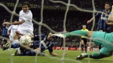 <b>GOL 70. </b>Primero tomó la posición como un ariete puro y luego remató... el balón salió mordido y entró.