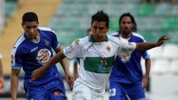 <b>A PUNTO. </b>Carpio protege el balón ante un jugador del Getafe.