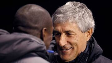 El entrenador del Deportivo, el holandés Clarence Seedorf, saluda al del Betis, Quique Setién, en el partido de liga disputado esta noche en el estadio de Riazor.