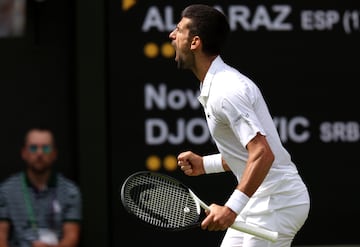Novak Djokovic celebra el punto que significó la consecución del primer set del partido.