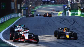 Kevin Magnussen (Haas), Max Verstappen (Red Bull) y George Russell (Mercedes), durante el GP de Brasil de Fórmula 1