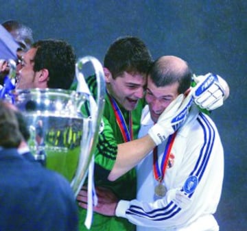 Iker Casillas y Zidane celebrando la victoria en la Final de Liga de Campeones disputada en Glasgow ante el Bayer Leverkusen en 2002. Fueron los héroes del partido.