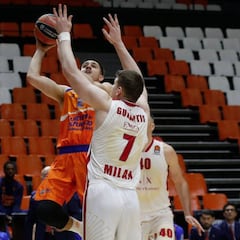 Micov prolonga la crisis del Valencia con un triple agónico