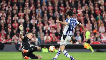 BILBAO, 11/02/2026.- El centrocampista de la Real Sociedad Gonçalo Guedes intenta superar a Álex Padilla, guardameta del Athletic Club, durante el partido de ida de la semifinales de la Copa del Rey que Athletic Club de Bilbao y Real Sociedad disputan este miércoles en el estadio de San Mamés, en Bilbao. EFE/Luis Tejido