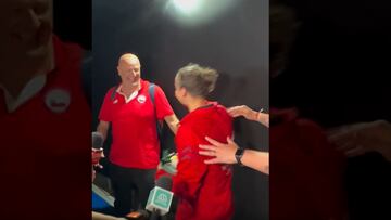 Köbrich se encuentra con su entrenador después de recibir la medalla y esto pasa: conmovedor