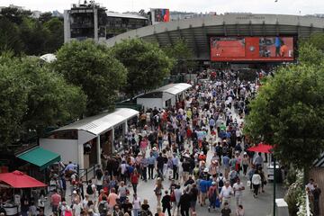 La gente camina por los aledaños de la pista Suzanne Lenglen.