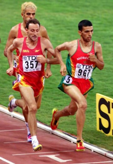 Cacho ganó la medalla de plata en los Mundiales en pista cubierta de Sevilla en 1999. En la imagen con Hicham El Guerrouj y Reyes Estévez.