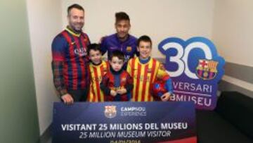 Neymar, con los visitantes 25 millones del Museo del Barcelona.