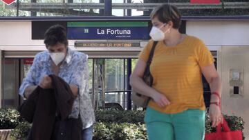 Dos mujeres junto a la parada de Metro La Fortuna en el barrio La Fortuna de Leganés, en Madrid (España), a 23 de septiembre de 2020. El área de La Fortuna ha registrado 932 casos de coronavirus por cada 100.000 habitantes, muy cerca del millar que establece como máximo la Administración regional para 'cerrar' zonas y establecer restricciones.
23 SEPTIEMBRE 2020
Eduardo Parra / Europa Press
23/09/2020