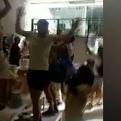 Aficionados ingleses celebran la victoria sobre Suecia en un Ikea