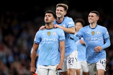 Manchester (United Kingdom), 23/10/2024.- Matheus Nunes (L) of Manchester City celebrates with teammates after scoring the 5-0 goal from the penalty spot during the UEFA Champions League match between Manchester City and Sparta Prague in Manchester, Britain, 23 October 2024. (Liga de Campeones, Reino Unido, Praga) EFE/EPA/ADAM VAUGHAN
