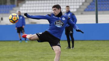 Fede Valverde golpea un bal&oacute;n durante un entrenamiento del Deportivo.