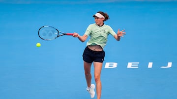 PEKÍN, 26/09/2024.- La tenista española Cristina Bucsa devuelve la bola a la china Yao Xinxin durante el partido que enfrentó a ambas en el Abierto de China WTA 1000, este jueves en Pekín. Bucsa ganó este jueves en su debut en la primera ronda del Abierto de China WTA 1.000 tras vencer a la jugadora local Yao Xinxin por 3-6 y 2-6 en una hora y 33 minutos de partido disputado en la pista secundaria Moon del complejo capitalino. EFE/ Abierto De China Wta 1000 SOLO USO EDITORIAL/SOLO DISPONIBLE PARA ILUSTRAR LA NOTICIA QUE ACOMPAÑA (CRÉDITO OBLIGATORIO)
