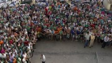 <b>HOMENAJES. </b>Arriba, béticos y sevillistas en el Villamarín. Abajo, coronas de flores, la delegación bética y el alcalde de Tremp, Víctor Orrit.