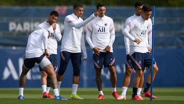 Paris Saint-Germain&#039;s Argentinian forward Lionel Messi (2nd L), Paris Saint-Germain&#039;s French forward Kylian Mbappe (3rd L) and Paris Saint-Germain&#039;s Argentinian midfielder Angel Di Maria (C) take part in a training session at the Camp des L