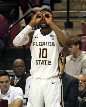 Malik Osborne, jugador universitario de Florida State, simula con sus manos ponerse unas gafas. No sabemos si se refería a una decisión arbitral o a un lance del juego, pero el alero de los Seminolas, como se conoce a los equipos de la universidad estatal, en honor a una tribu indígena, no lo ve nada claro.