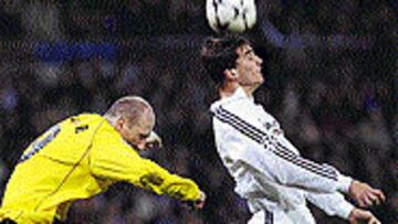 <b>PAVÓN VS. KOLLER</b>. El canterano estuvo bien en la defensa aérea ante el checo. Paradójicamente, Koller resolvió con calidad por bajo.