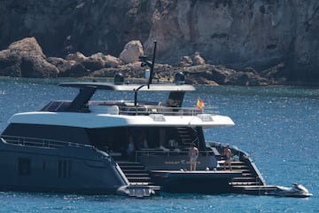 El tenista espa?ol se recupera de su lesi車n abdominal, que le oblig車 a abandonar el Grand Slam brit芍nico, en las aguas de la isla balear a bordo de un barco y rodeado de amigos.