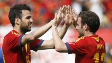 Cesc y Mata se saluda tras el gol del primero.