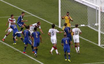 Benedikt Hoewedes remata un saque de esquina al poste izquierdo del portero Sergio Romero.