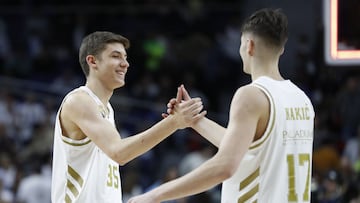 Boris Tisma y Mario Nakic se saludan en el partido de marzo de 2020 ante el Casademont Zaragoza.