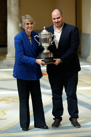 Paloma del R¨ªo y Antonio Pampliega reciben el Premio Reina Sof¨ªa al juego limpio y la erradicaci¨®n de la violencia a durante la entrega de los Premios Nacionales del Deporte 2022 en el Palacio Real El Pardo.