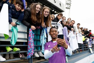 David Alaba se fotografa con los aficionados durante el entrenamiento a puerta abierta.