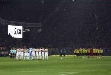 Los jugadores del Borussia Dortmund y del Augsburgo guardan un minuto de silencio en memoria de las víctimas del atentado al mercado navideño de Berlín.