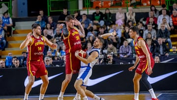 Barreiro, Guerra y Alocén durante el partido de Ventanas FIBA entre España y Eslovaquia.