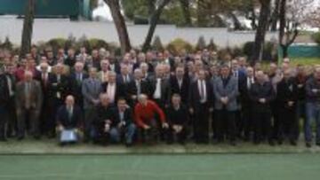 FOTO DE FAMILIA. Los veteranos del Atlético posaron de esta forma en una gran foto de familia delante del restaurante La Campana en Boadilla del Monte (Madrid).