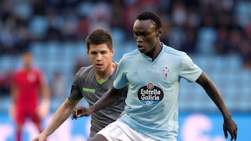 Pione Sisto protege el balón ante la atenta mirada de un futbolista de la Real Sociedad en Balaídos.