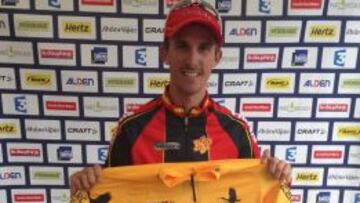 Rubén Fernández muestra el maillot amarillo que conquistó en la etapa reina del Tour del Porvenir.