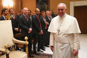 Jorge Mario Bergoglio. Primer papa latinoamericano. Enfatiz車 la misericordia, la ecolog赤a y la justicia social.