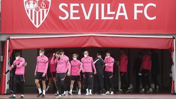 Los jugadores del Sevilla saltan al campo para realizar el &uacute;ltimo entrenamiento antes del partido.
 