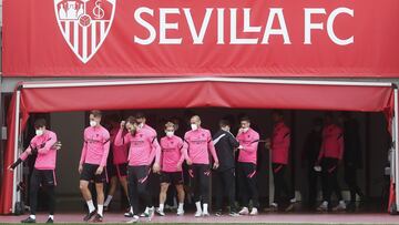 Los jugadores del Sevilla saltan al campo para realizar el último entrenamiento antes del partido.