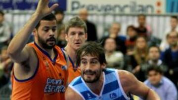 El pívot del Lagun Aro GBC, Davis Doblas, junto a, Vitor Faverani, pívot del Valencia Basket, durante el encuentro de Liga ACB celebrado hoy en el San Sebastián Arena 2016.
