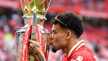 Liverpool (United Kingdom), 26/05/2025.- Liverpool player Luis Diaz celebrates with the Premier League trophy after the English Premier League match between Liverpool and Crystal Palace in Liverpool, Britain, 25 May 2025. (Reino Unido) EFE/EPA/PETER POWELL EDITORIAL USE ONLY. No use with unauthorized audio, video, data, fixture lists, club/league logos, 'live' services or NFTs. Online in-match use limited to 120 images, no video emulation. No use in betting, games or single club/league/player publications.