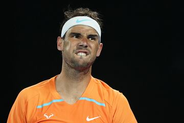 Rafa Nadal ha perdido en el Abierto de Australia contra el estadounidense McDonald tras sentir dolores en su cadera que no le han dejado continuar con normalidad.