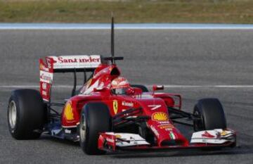 Kimi Raikkonen piloto de Ferrari con el nuevo F14 T en Jerez.