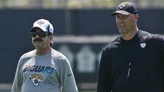 Shad Khan y Gus Bradley, due&ntilde;o y entrenador de los Jacksonville Jaguars respectivamente.