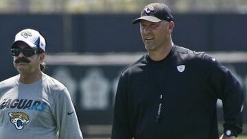 Shad Khan y Gus Bradley, due&ntilde;o y entrenador de los Jacksonville Jaguars respectivamente.