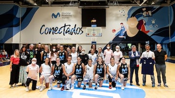 Las jugadoras del Palestina Youth Club y del Movistar Estudiantes posan juntas tras el amistoso de 2022. A la derecha, con una camiseta del Estu, Majdi Majzoub.