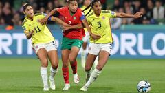 Perth (Australia), 03/08/2023.- Ghizlane Chebbak (C) of Morocco comes under pressure from Catalina Usme (L) and Daniela Arias (R) of Colombia during the Women's World Cup 2023 soccer match between Morocco and Colombia at Perth Rectangular Stadium in Perth, Australia, 03 August 2023. (Mundial de Fútbol, Marruecos) EFE/EPA/RICHARD WAINWRIGHT EDITORIAL USE ONLY AUSTRALIA AND NEW ZEALAND OUT
