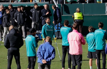 Isco, en muletas, visita a sus compañeros a los que no podrá ayudar mañana en el derbi tras lesionarse en el partido de Europa League contra el Utrecht.