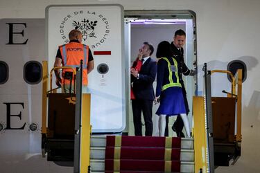 El presidente francés, Emmanuel Macron, fue empujado en la cara por su esposa, Brigitte Macron, al llegar a Vietnam para iniciar una gira por el Sudeste Asiático, en el Aeropuerto Internacional de Noi Bai, Hanói, Vietnam, el 25 de mayo de 2025.