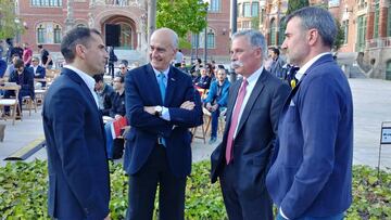 Marc Gen&eacute; (probador de Ferrari), Vincen&ccedil; Aguilera (presidente de Montmel&oacute;), Chase Carey (presidente de Liberty) y Joan Fontser&eacute; (director de Montmel&oacute;) charlando en Barcelona.