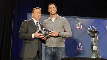 LWS102 HOUSTON (ESTADOS UNIDOS), 06/02/2017.- El comisionado de la Liga Nacional de F&uacute;tbol Americano (NFL), Roger Goodell (i), presenta al mariscal de campo Tom Brady (d), estrella de los nuevos campeones del Super Bowl, los Patriots de Nueva Inglaterra el trofeo MVP de la Temporada de la NBA durante una rueda de prensa en el Centro de Convenciones George R. Brown en Houston, Estados Unidos, hoy 6 de febrero de 2017. Tom Brady declar&oacute; al concluir el ya hist&oacute;rico partido que enfrentar y superar a los Falcons de Atlanta hab&iacute;a sido como ir de una pesadilla al mejor sue&ntilde;o m&aacute;s maravilloso que ha tenido.