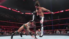 Seth Rollins aplica un Curb Stomp a Randy Orton.