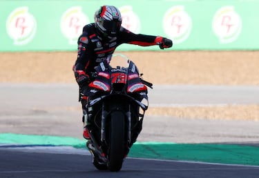 Alegría del piloto nacido en Rímini tras convertirse en el primer piloto de Aprilia en conseguir tres victorias consecutivas.